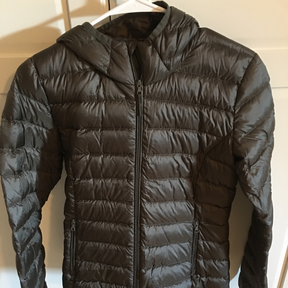 Aritzia TNA Botanie Puffer in Dark Olive Size XS